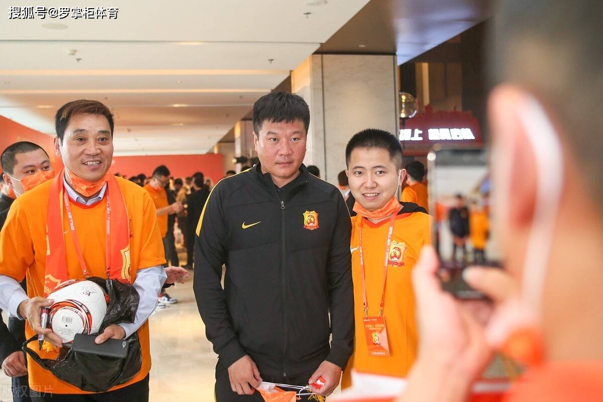 鲁能队员表现出色，保持不败记录